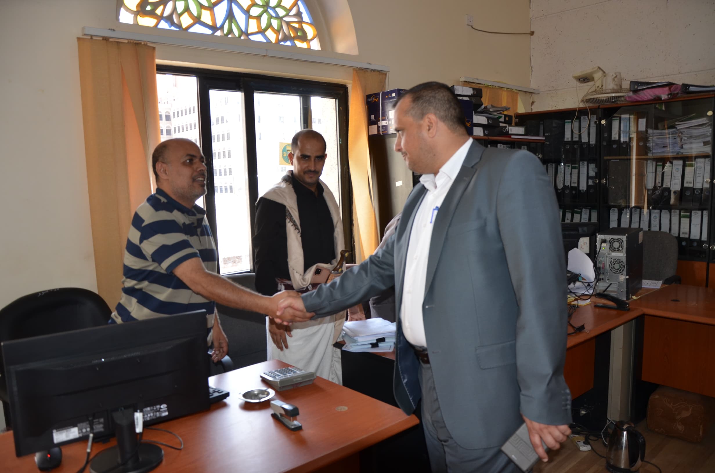 مدير عام المواصفات والمقاييس يطلع على مستوى الأنضباط الوظيفي بفرعي الأمانة ومحافظة صنعاء
