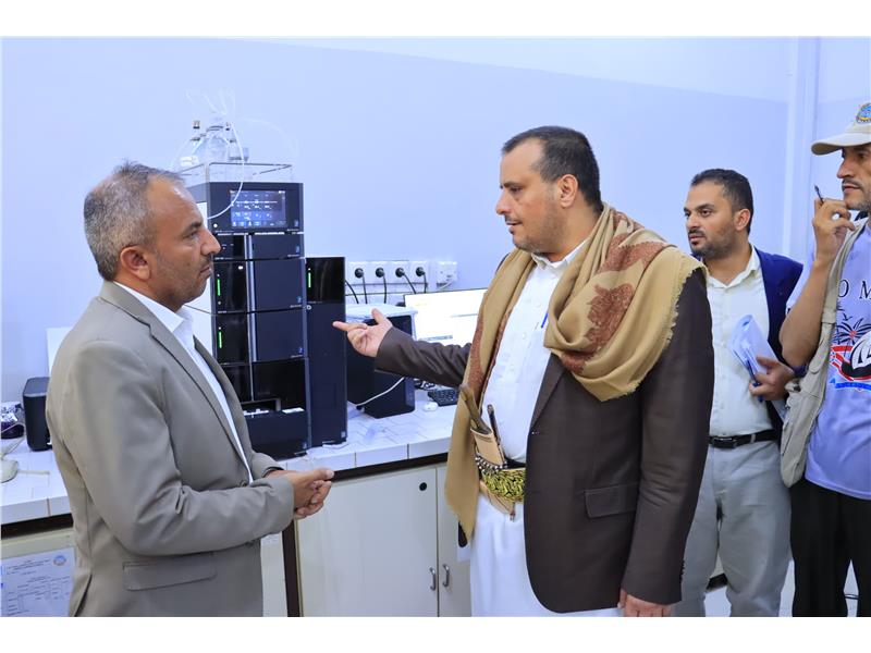 وزير الخدمة المدنية يطّلع على العمل في مختبرات هيئة المواصفات والمقاييس