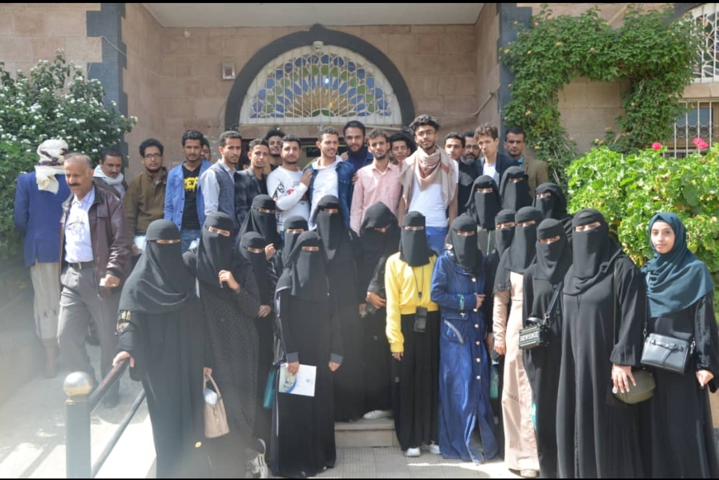 طلاب من جامعة أزال للتنمية البشرية يزور الهيئة اليمنية للمواصفات